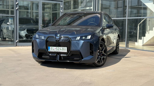 BMW iX xDrive60